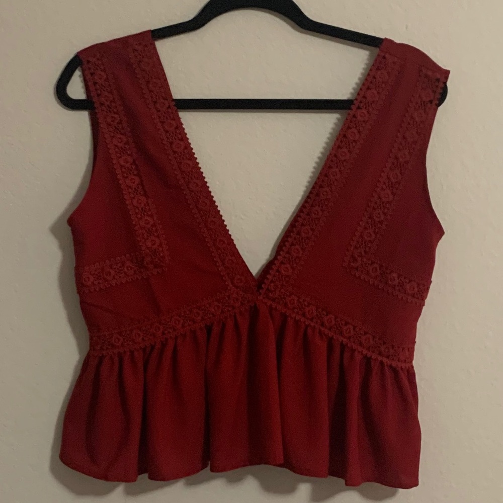 NEW WITHOUT TAGS - Cropped Maroon Lace Tank Top